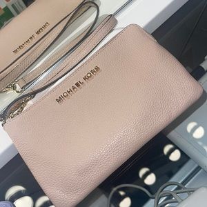 MICHAEL KORS wristlet